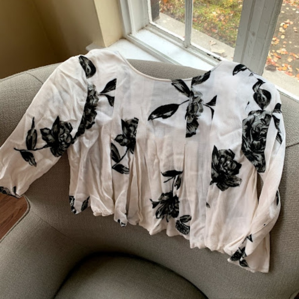 Urban Outfitters flowing crop blouse size S